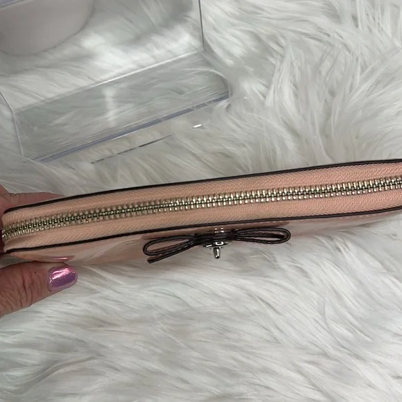 GUC- Coach patent leather longWallet - Picture 9 of 11